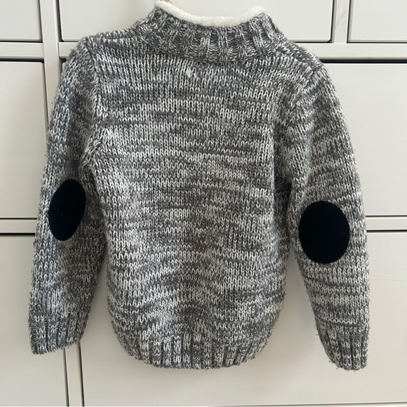 Gray Cable Knit Sweater with Crew Neck and Chunky Texture - Picture 4 of 6